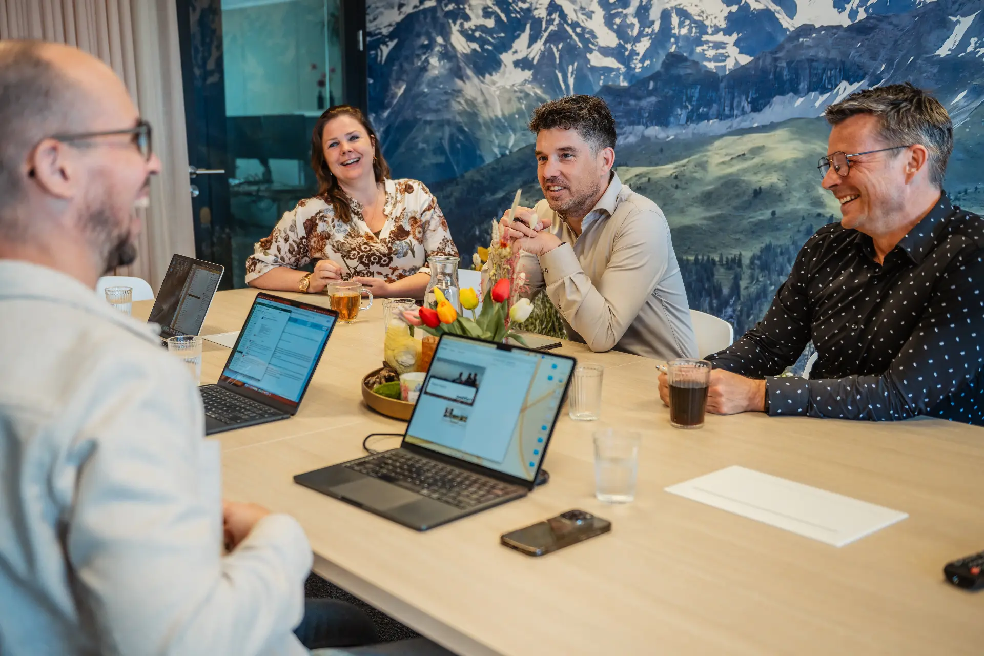 Het team van PoortEijk in Leusden in gesprek aan een vergadertafel