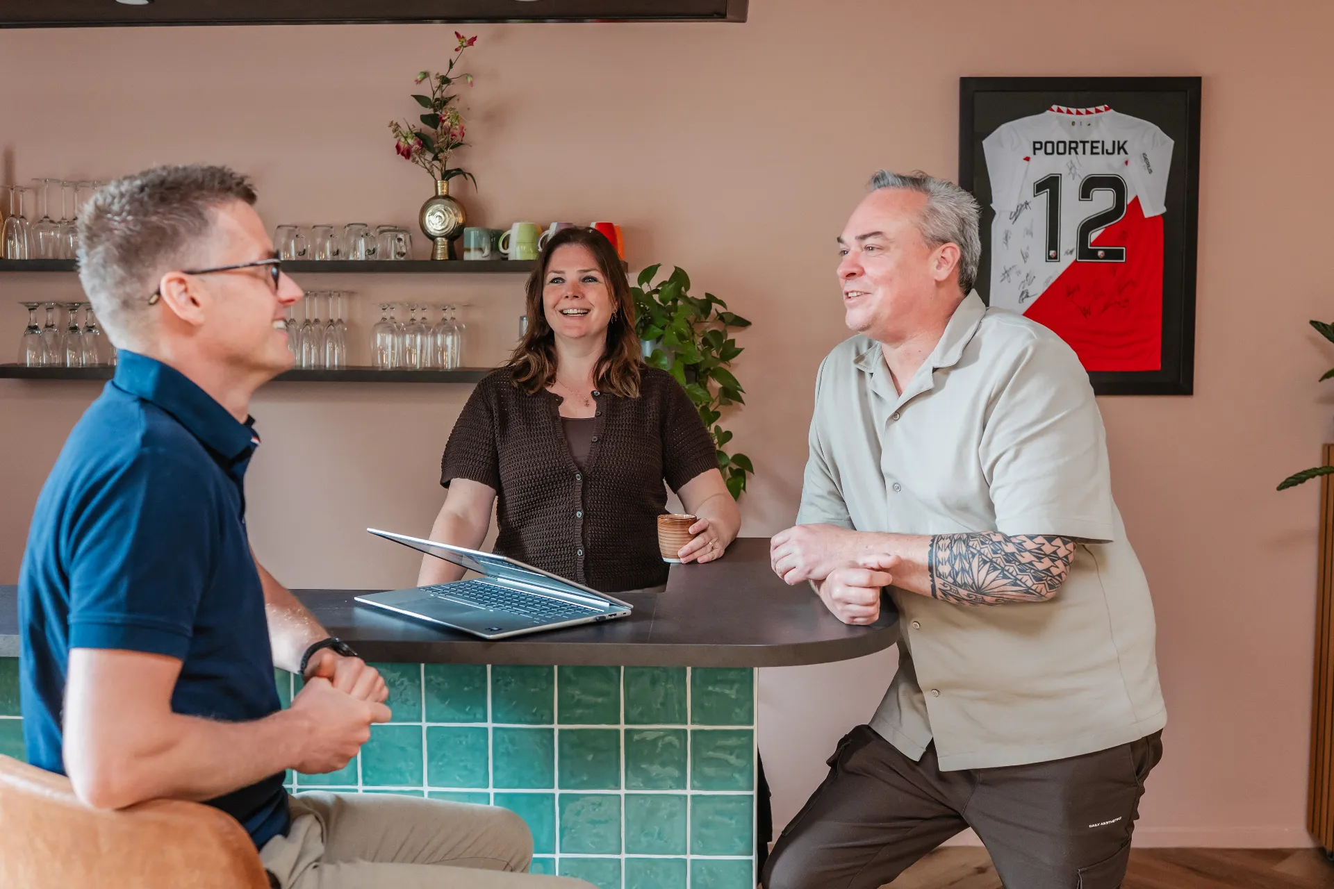 Drie collega's van PoortEijk in gesprek aan de bar