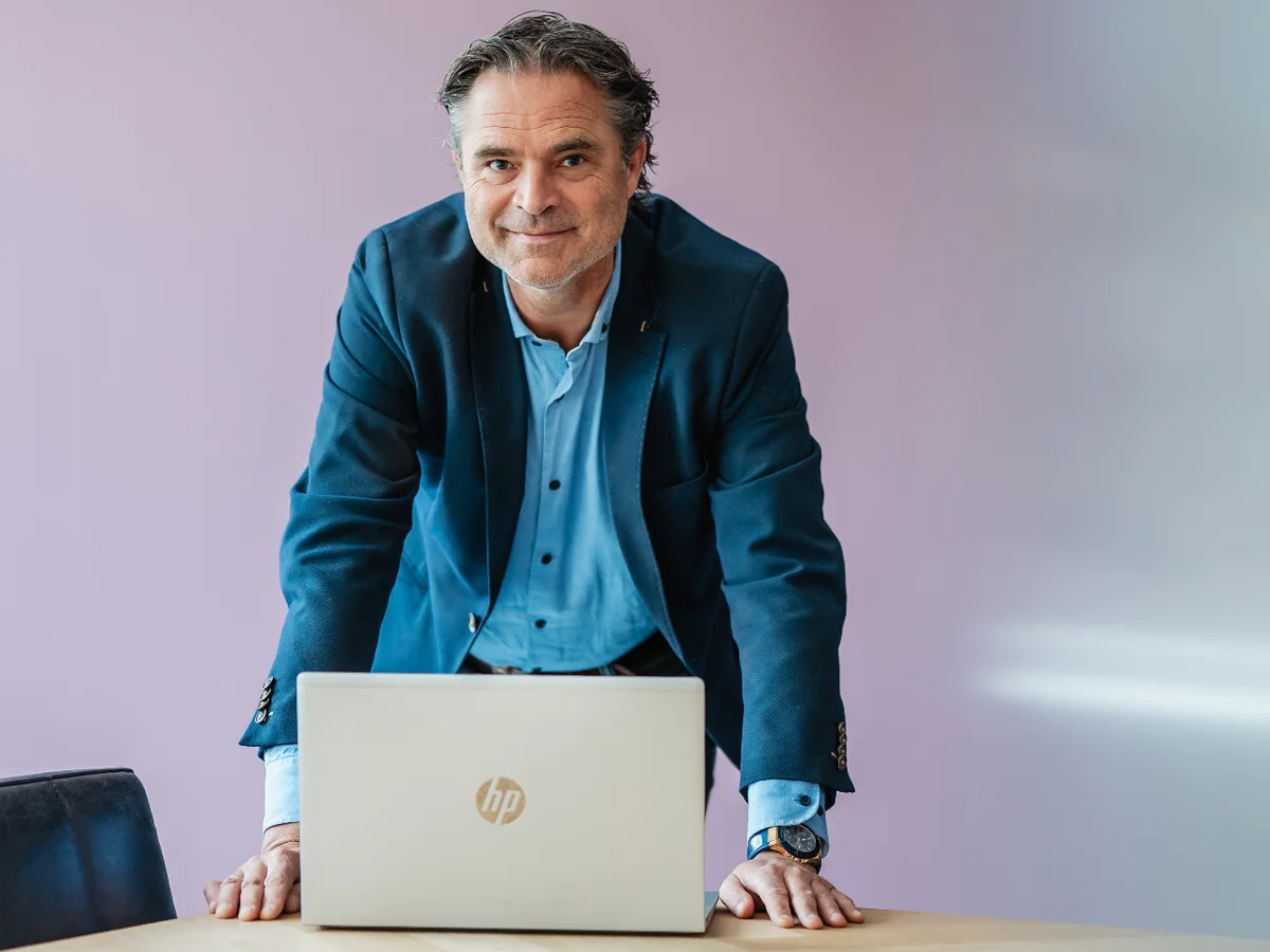 Toegewijde down-to-earth zzp boekhouder achter laptop